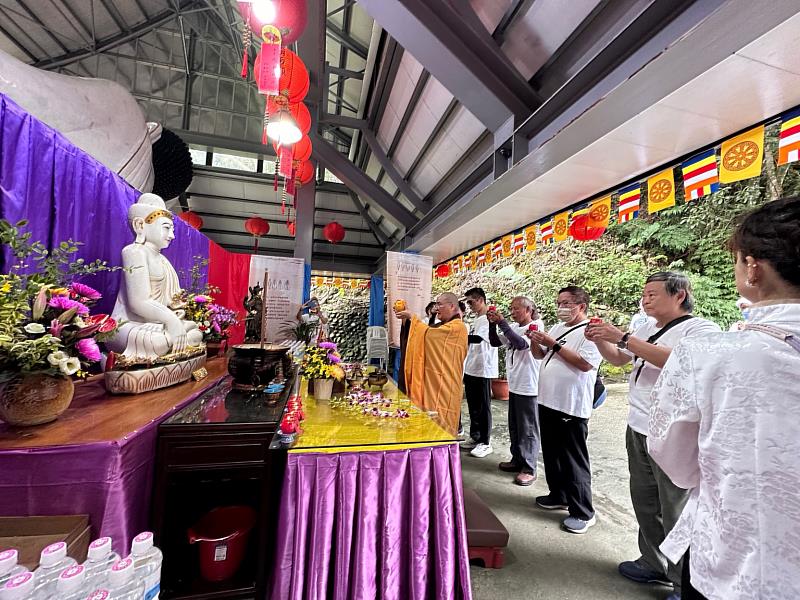 地方長官們在玉佛前虔誠供燈，祝福生態永續，地方發展蓬勃。（靈鷲山佛教教團提供）