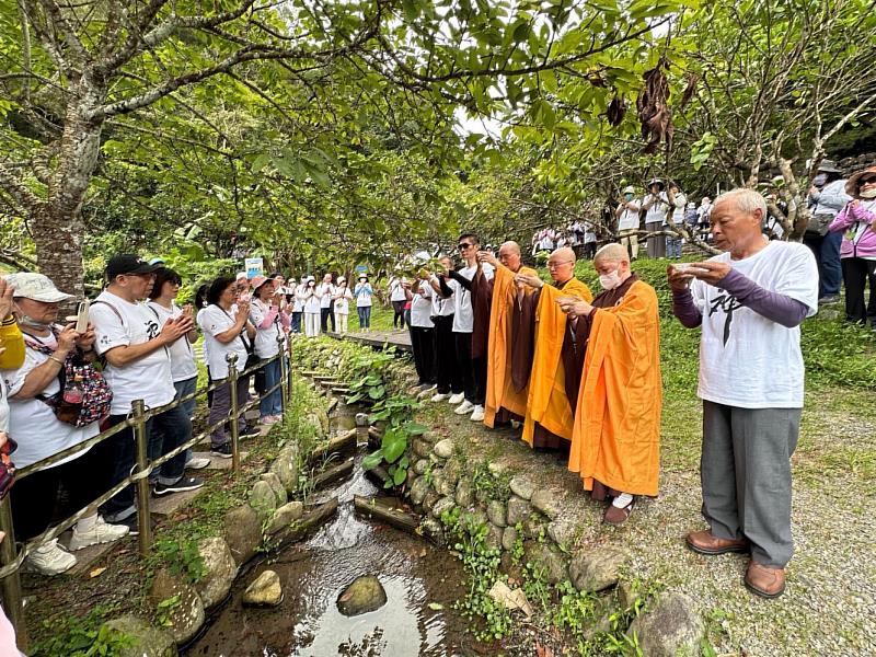 靈鷲山常住法師帶領礁溪地方長官一同進行鯝魚魚苗放流儀式，大家也合十稱誦佛號，祝福小魚苗們平安成長。（靈鷲山佛教教團提供）