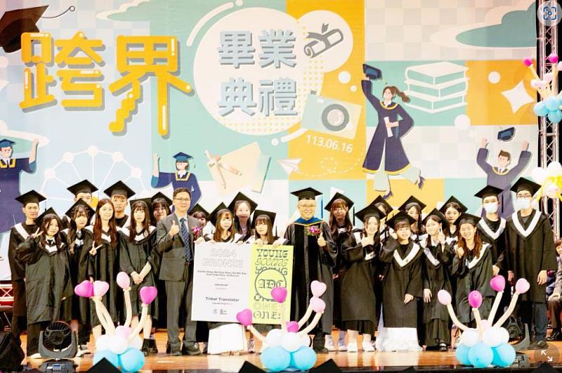 中國科大視傳系同學獻給學校「2024 Young Ones Student Awards」大獎，由中國科大陳振遠校長及鶯歌工商顏龍源校長共同接受獎項。 (圖／中國科大提供)