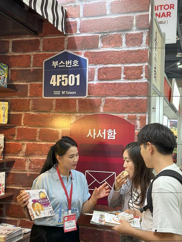 韓國買主對臺灣糕餅接受度高，現場試吃大甲師芋頭流芯酥後讚不絕口。(貿協提供)