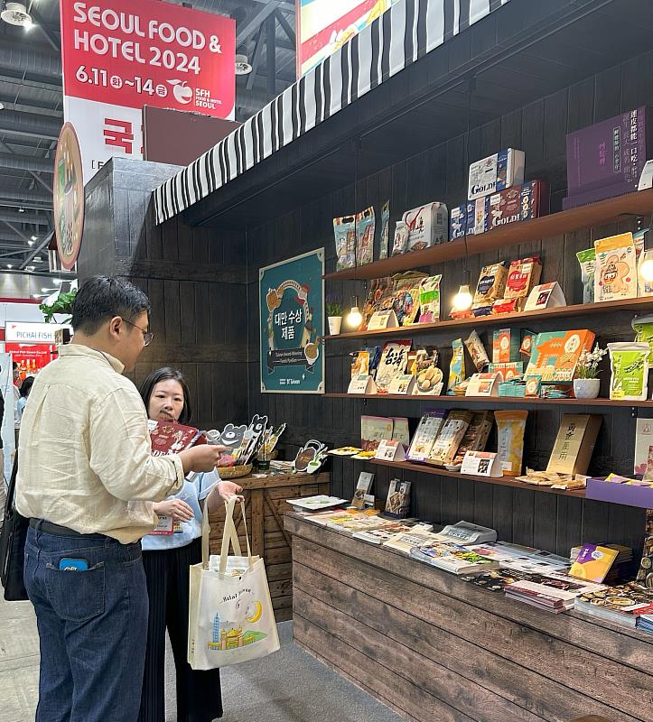 韓國新世界百貨對於久久津的天然蘋果米餅相當感興趣。(貿協提供)