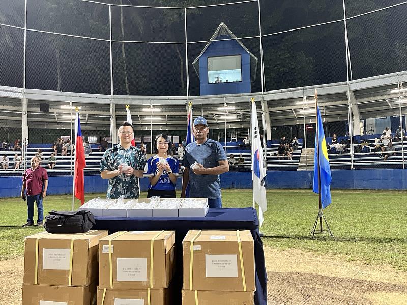 黎倩儀大使（中）與台灣國際棒球交流發展協會黃思傑理事長（左）捐贈帛琉少棒聯盟代表（右）訓練用棒球