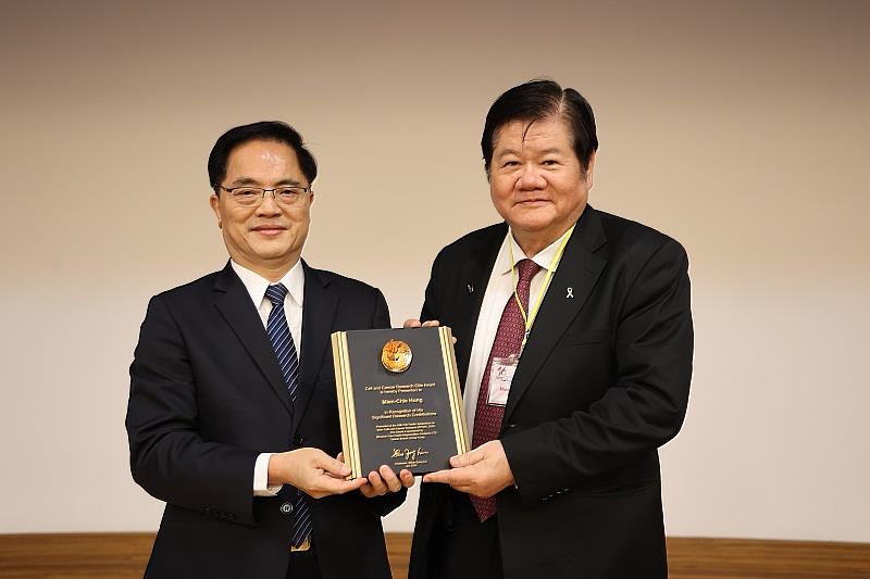 洪明奇校長（右）獲頒PPSSC傑出研究成就菁英獎，左為大會主席林欣榮院長。