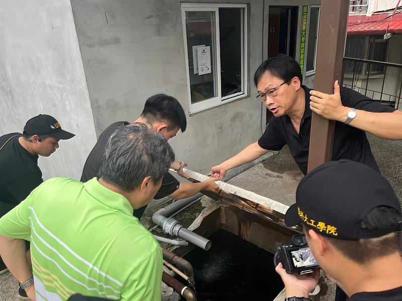 台東大學朱力民主任介紹地熱發電，圖為溫泉管線