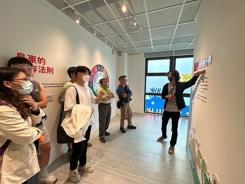 工院USR團隊至台東永續方舟館參加環境教育導覽解說，聆聽解說員講解