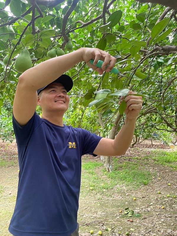 趙博恩參與社會實踐課程，進行農作體驗