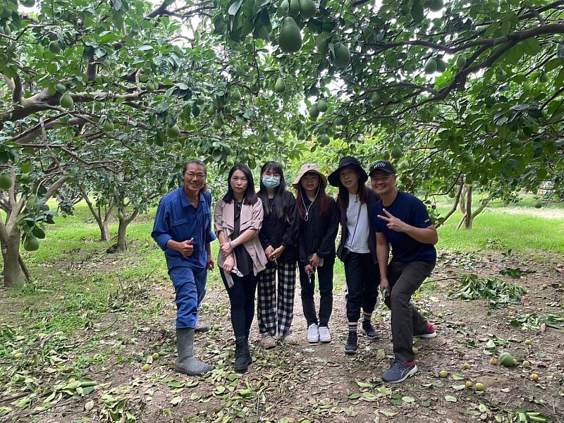 趙博恩(右1)與組員攜手台南5012柚意思生態果園合作，進行永續專題訪談