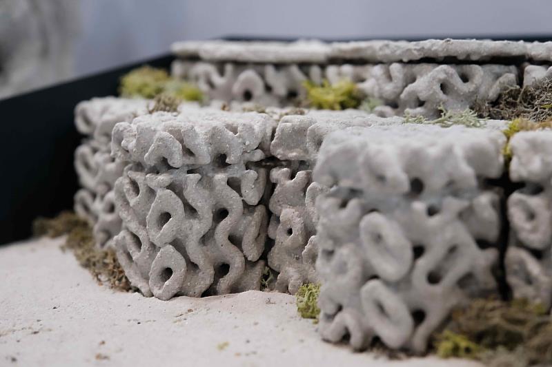 「Ecotrapod 消波新解方」透過科學理論及3D列印的方式，使用最少的材料達成SDGs永續發展目標，在確保結構強度下，比傳統消波塊更加輕盈，同時達到減碳、提升海洋廢棄物(牡蠣殼)價值的目的。