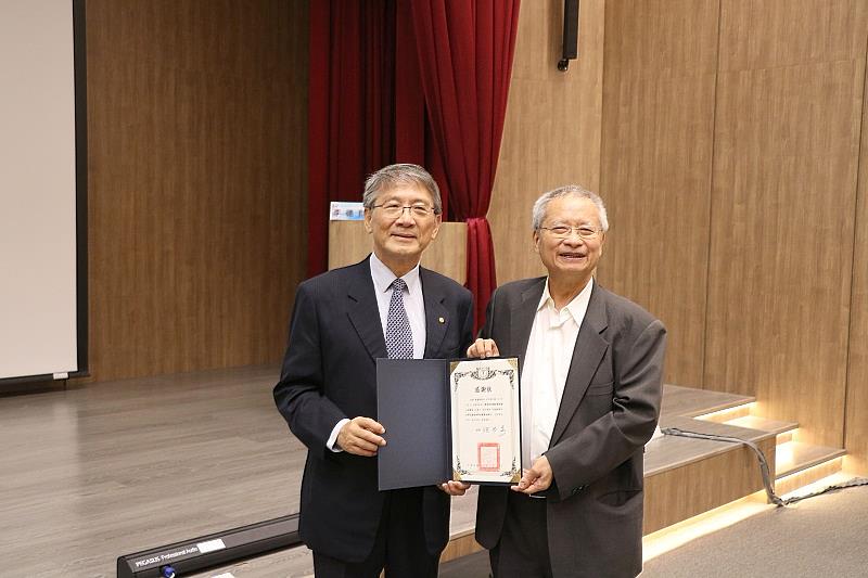 林昭庚講座教授致贈李德財院士感謝狀 。
