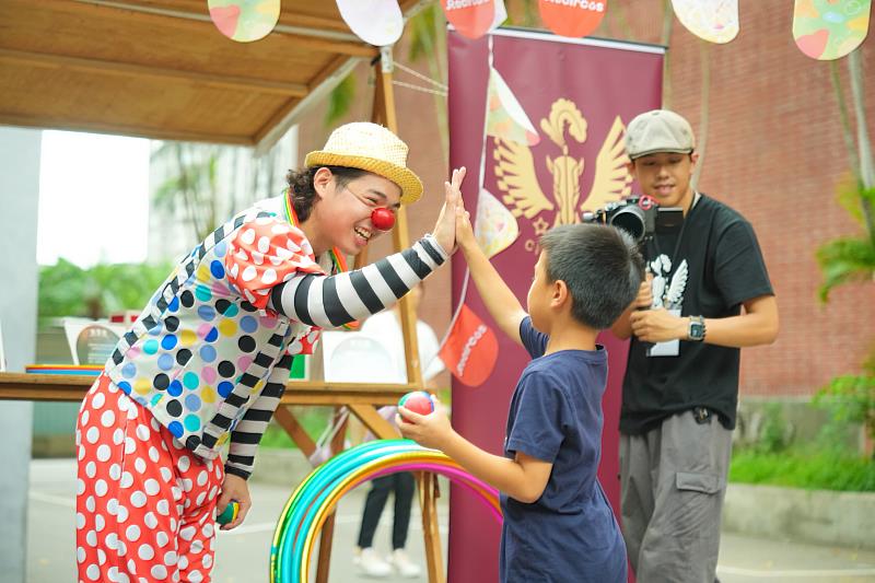 今年新北市兒童藝術節核心亮點之一「Recircus 移動綠劇場」品牌以馬戲「圈」起表演藝術、市集、生活等多元跨域合作