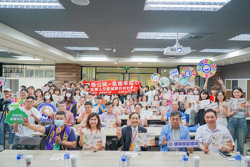 台灣輕農業加工發展及低碳友善耕作研討會朝陽科大展開，產官學代表齊聚一堂，迴響熱烈。