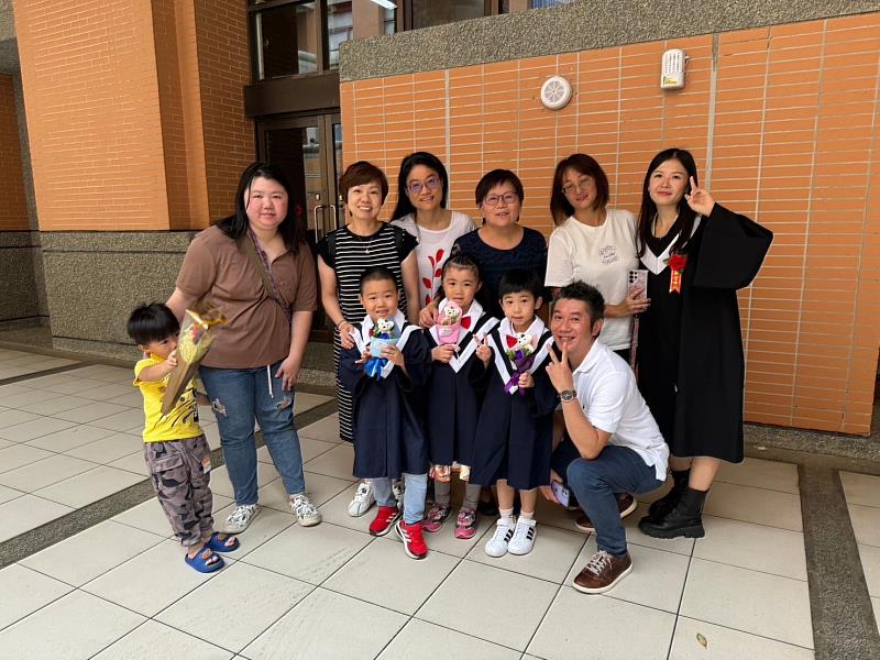 廣秀森林幼兒園畢業生與家長及幼兒園園長及教師合影