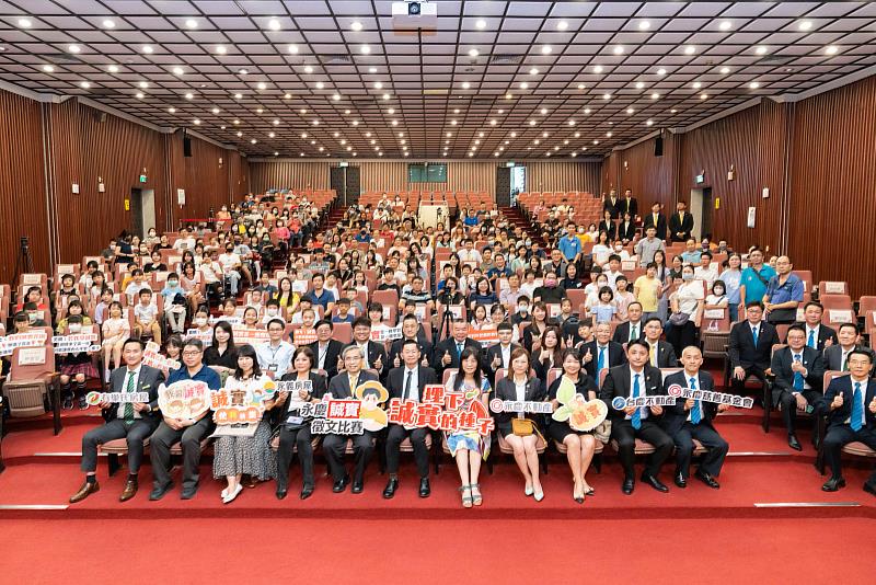 永慶誠實徵文比賽首度移師高雄，吸引112所學校、1,108位學生參與，成果豐碩。