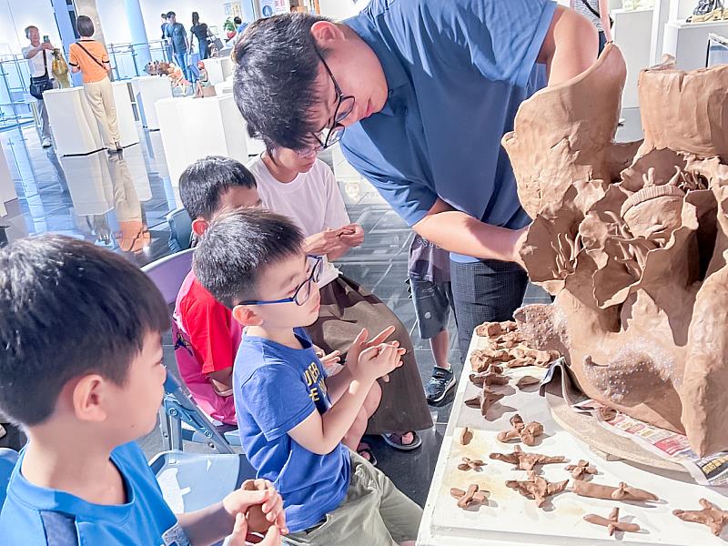 廖鴻旭老師帶著觀眾小朋友們動手創作，體驗陶瓷的無限魅力