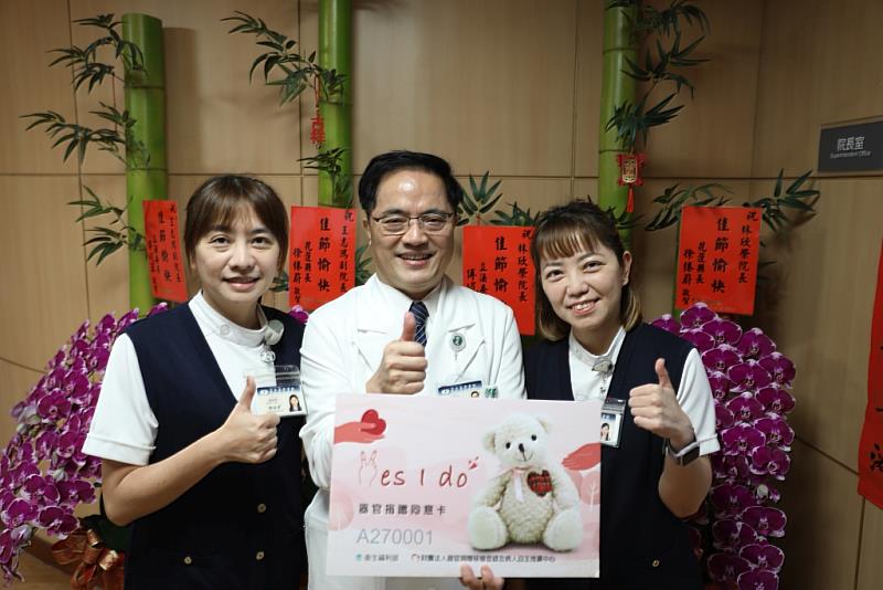 花蓮慈院院長林欣榮與醫護團隊在臨床業務前，特地拍照打卡響應器官捐贈宣導活動。