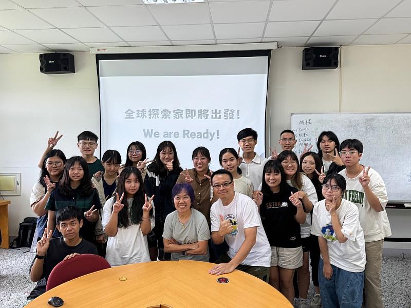 姜宗瑋老師帶領團員設計英語闖關課程活動。