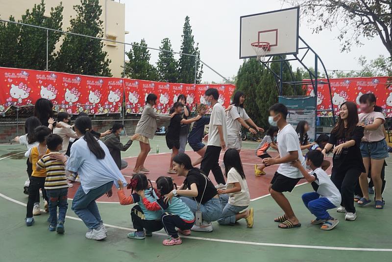 本屆國際志工參與國內育幼院團康服務活動