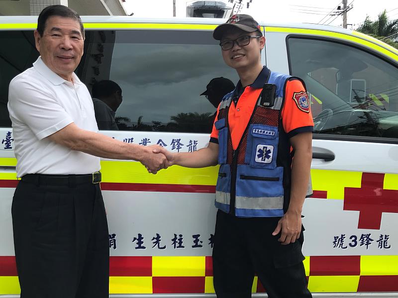 圖說：遠東科大校友龍鋒企業董事長林玉柱（左），捐贈救護車回饋家鄉，與學弟消防局新化分隊消防員吳坤奇（右）互道感謝與祝福。（圖/遠東科技大學提供）