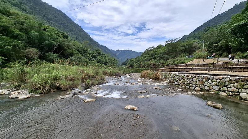 砌石護岸及木排樁護坡 栽植肖楠