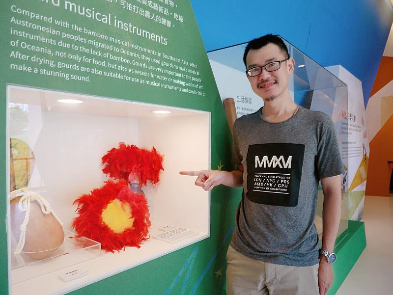 圖1:十三行博物館研究人員彭佳鴻親手以葫蘆等天然材料製作的南島樂器成為了展覽的吸睛焦點。