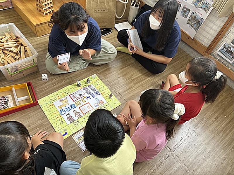 南臺科大幼保系學生以大富翁遊戲協助幼兒認識西拉雅文化之情形。