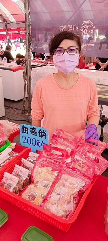 小夢參加市集活動販售手工食品