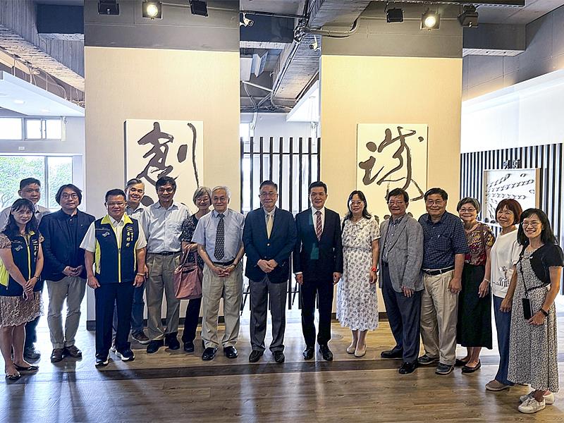 葉永烜院士「百花川狂想曲」畫展在中央大學管理二館開幕合影。