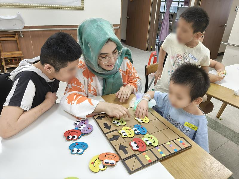 土耳其的特教美術老師Yasemin與罕病童進行互動遊戲