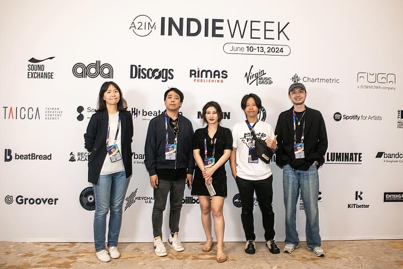 文策院偕同臺灣音樂業者參與今年 A2IM Indie Week，從左二至右分別為音樂廠牌聲音的卡夫卡主理人陳瑞凱、樂團「Robot Swing」代表蘇詒君、空氣腦唱片代表姚泓宇，以及明天的歌創辦人黃榮毅。