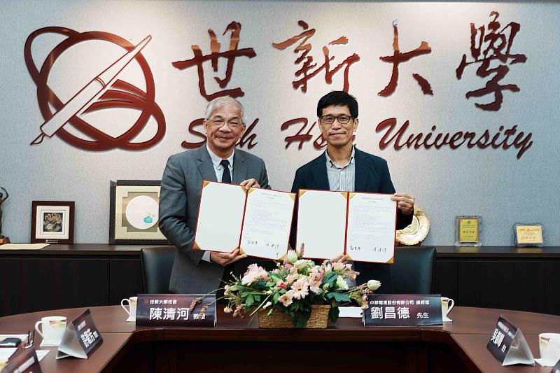 世新大學校長陳清河（左）與華視總經理劉昌德（右）簽署產學策略聯盟合作。（世新大學提供）