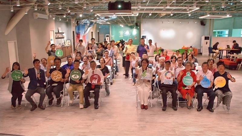 Participants of the Kaohsiung Yunus Social Business Salon gather for a group photo.