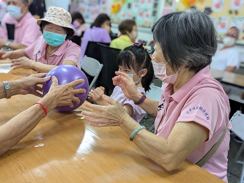 家庭日親子傳接球競賽