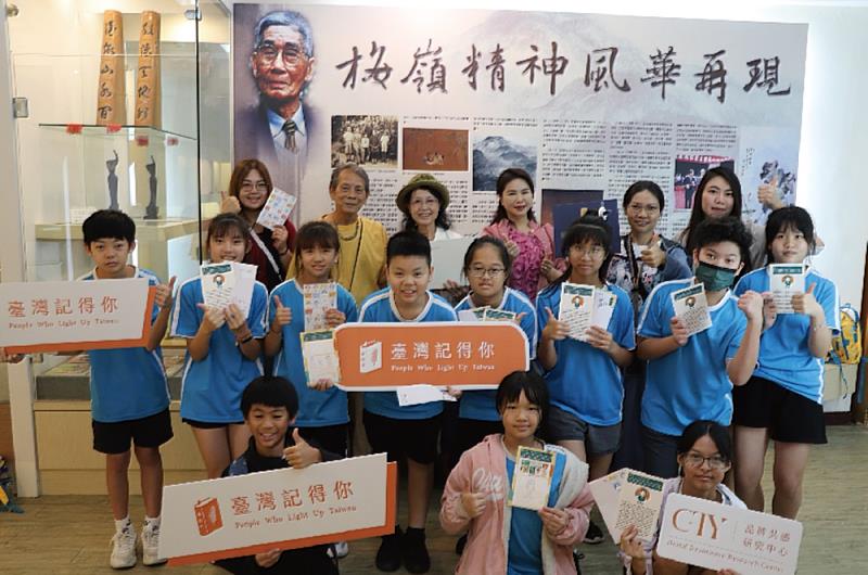 圖2本土典範人物走讀系列活動學生們現場合影畫面