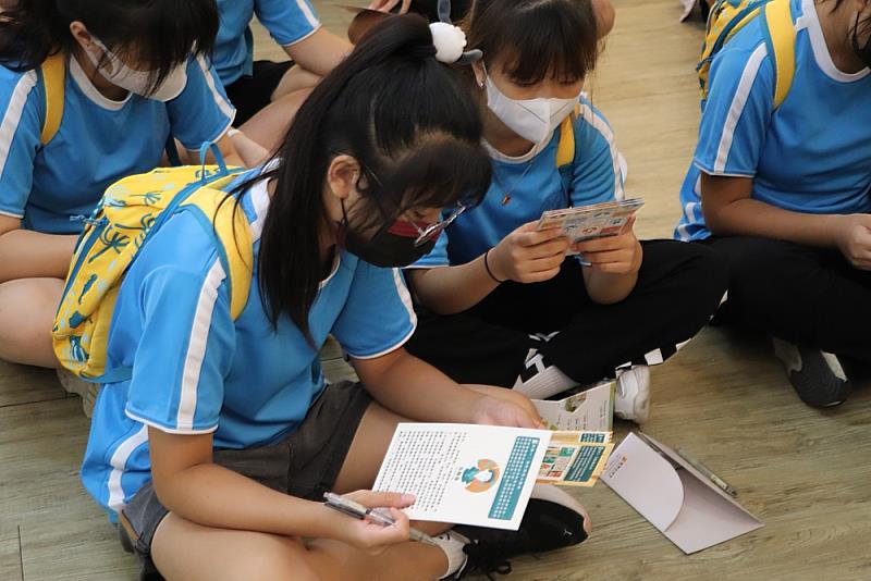 本土典範人物走讀系列活動,學生們使用走讀探測包學習畫面