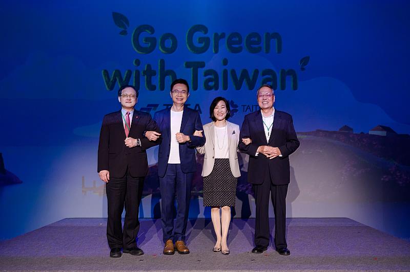 「Go Green with Taiwan 全球徵案活動」啟動記者會貴賓合影(左起：外貿協會秘書長王熙蒙、外貿協會董事長黃志芳、經濟部國際貿易署署長江文若、活動榮譽大使宏碁集團創辦人暨榮譽董事長施振榮)