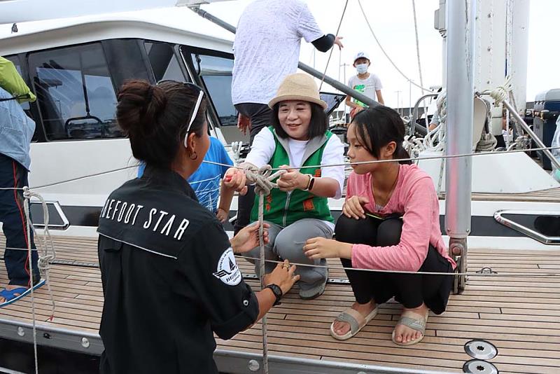張榮發基金會執行長鍾德美(右二)與該會贊助風帆活動學生，一起練習綁船舶靠港固定之繩結。