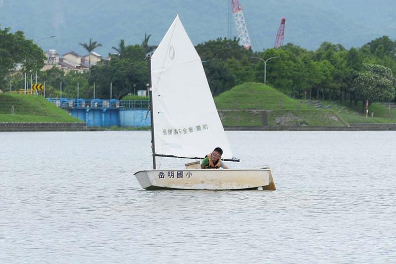 張榮發基金會贊助全台36校帆船環島計畫，參與學生在河上練習航行技巧。