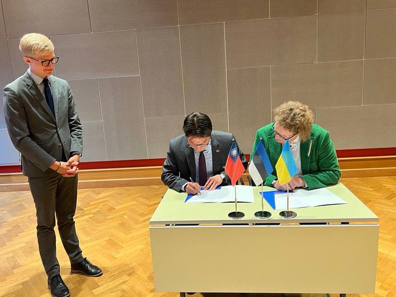 李大使與愛沙尼亞國際發展中心(ESTDEV)執行長Klen Jäärats在國會友台小組主席Kristo Enn Vaga見證下簽約