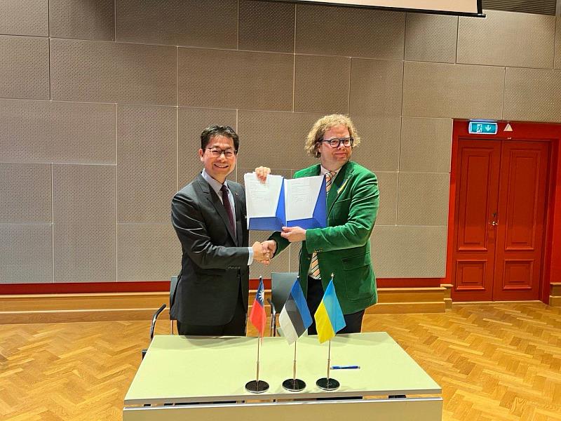 李大使與愛沙尼亞國際發展中心(ESTDEV)執行長Klen Jäärats完成簽約
