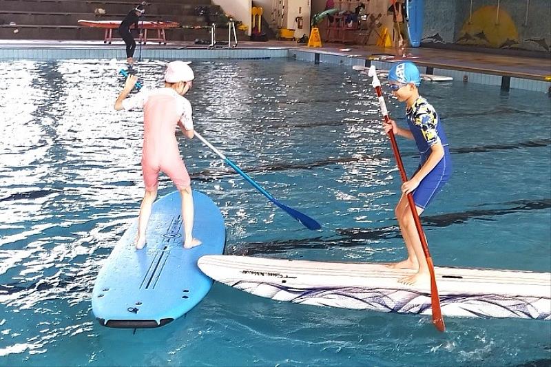 圖／中華大學創產學院推出「激情夏日FUN新趣玩」夏令營，首度推出”SUP水上體驗活動”，吸引許多人詢問報名。