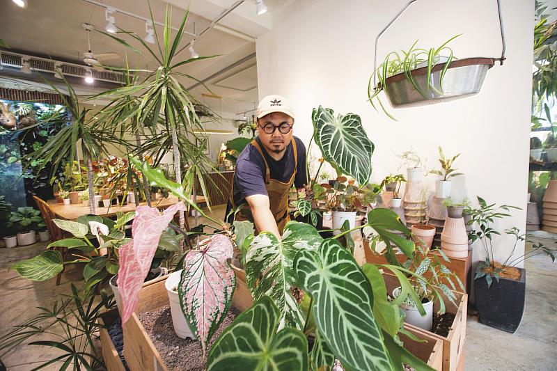 對「根長吧！根」創辦人溫彬榮而言，照顧植物是探索自己所處環境的起點