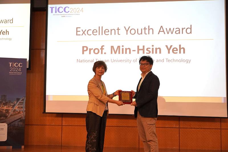 臺科大化工系葉旻鑫副教授(右)獲頒「優秀青年獎」，圖左為台灣觸媒學會鄭淑芬理事長。