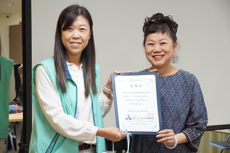 Juno Wang (right) The CEO of the Foundation for Yunus Social Business Taiwan, presented a certificate of appreciation to Amy Cui (left), Director of the Datong Shilin Women's Center.