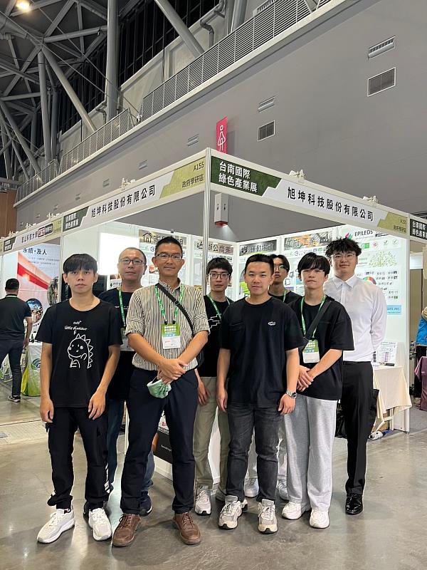 崑大電機系攜手旭坤科技參與臺南國際綠色產業展，旭坤科技黃金泉博士(前排左2)與師生合影