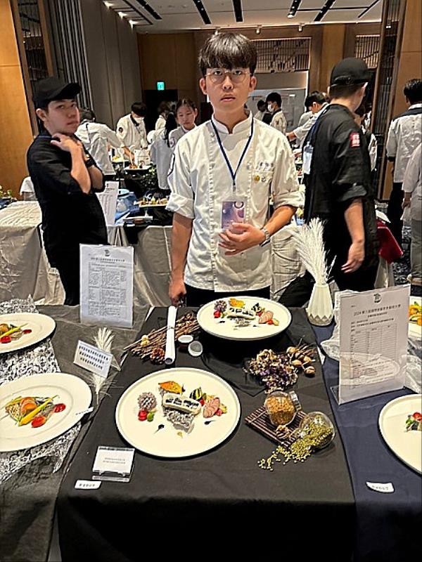 南臺科大餐旅系學生蔡詠叡榮獲第八屆國際廚藝美食藝術大獎西式主菜展示佳作。