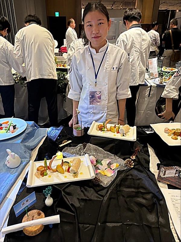 南臺科大餐旅系學生葉芯菱榮獲第八屆國際廚藝美食藝術大獎西式主菜展示銅牌。