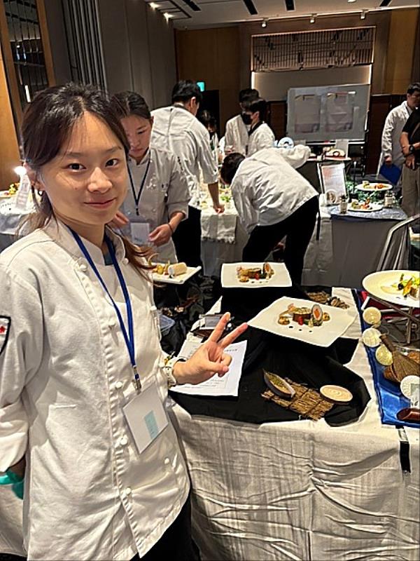 南臺科大餐旅系學生陳羽庭榮獲第八屆國際廚藝美食藝術大獎西式主菜展示銅牌。