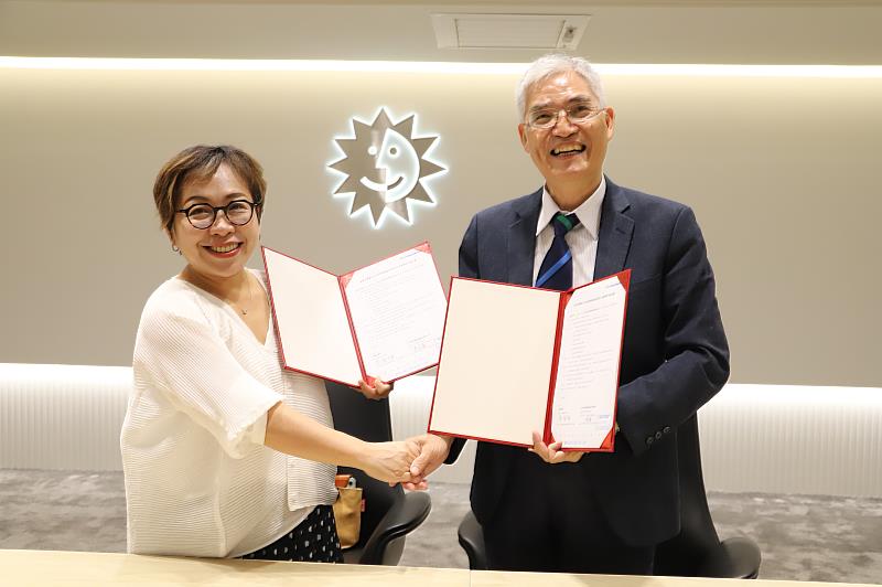 南華大學與日月光投控展開人文與科技跨域產學合作，左為日月光副總李叔霞，右為南華大學高俊雄校長。