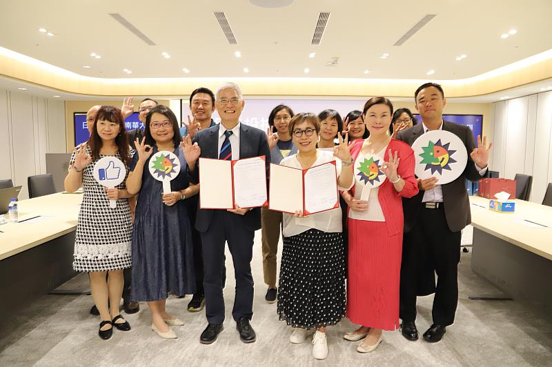 南華大學與日月光投控展開人文與科技跨域產學合作，簽約儀式合影。