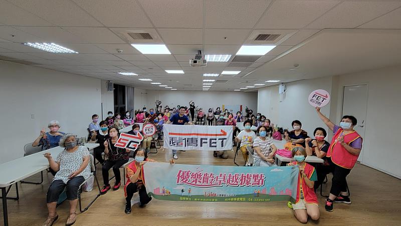 遠傳也與台灣優質生命協會共同舉辦公益宣導課程，協助長輩了解如何使用新的VoLTE手機，吸引上百位長者及志工參與。